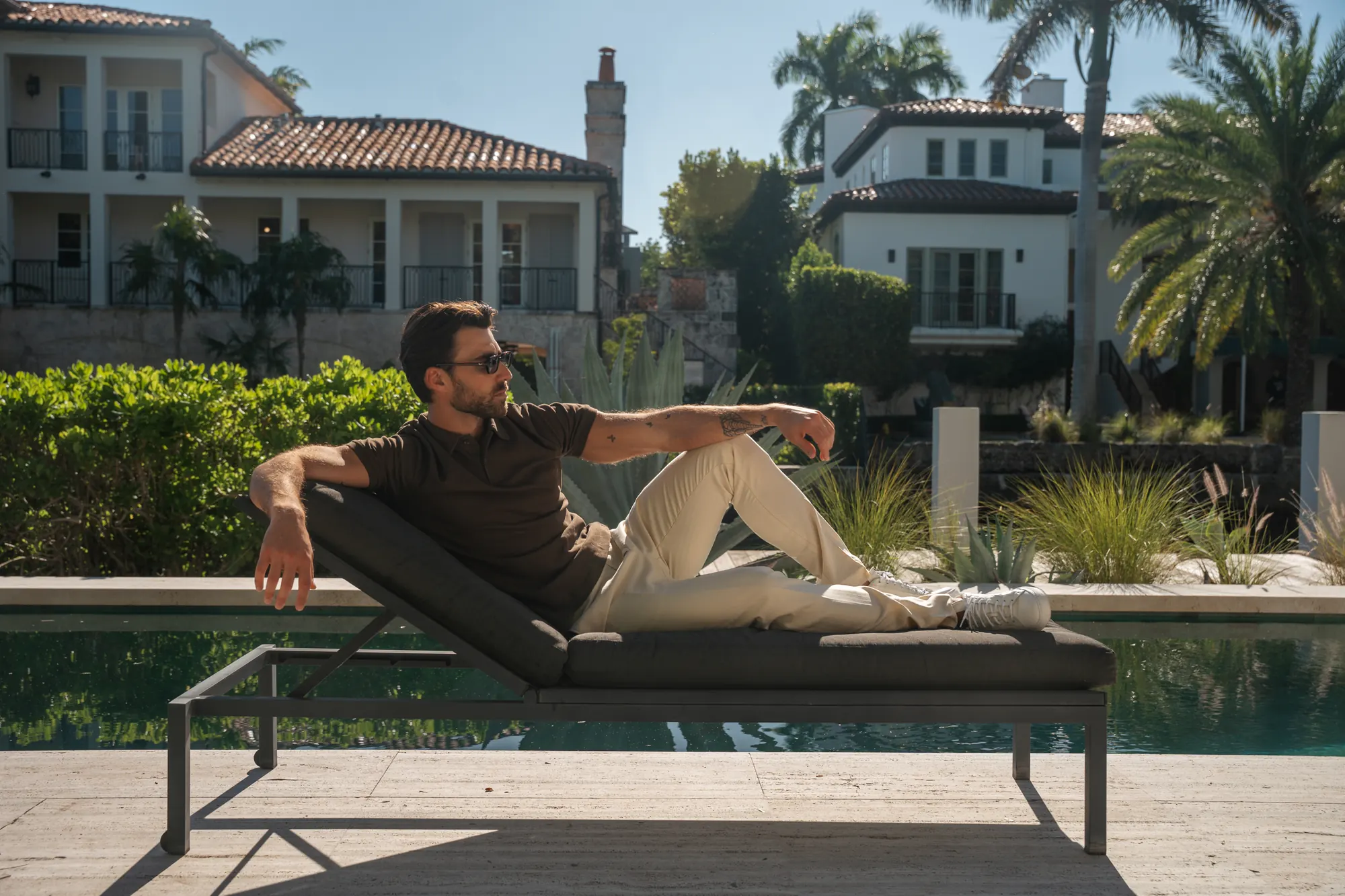 At ease, in made-to-measure linen